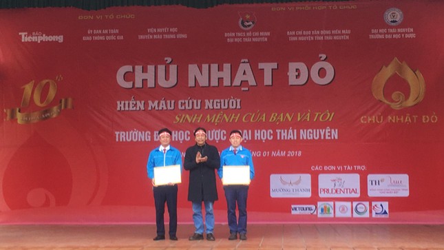 Sinh viên đội mưa rét đến hiến máu tình nguyện ảnh 3