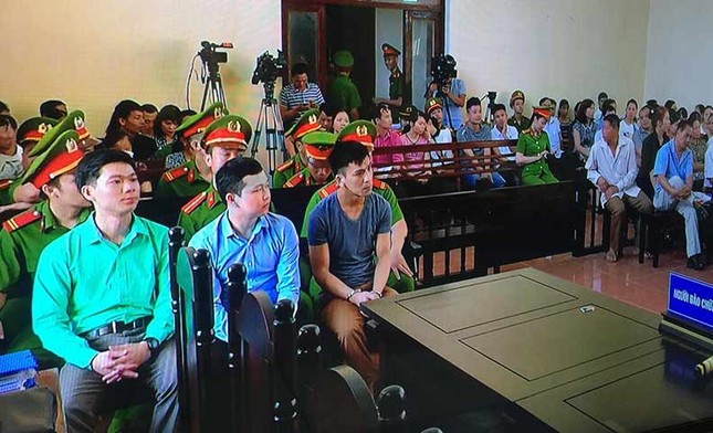 Bác sỹ Hoàng Công Lương xin hoãn toà vì vắng luật sư bào chữa ảnh 1