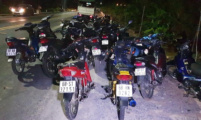 Truy bắt hơn 100 thanh niên đua xe lúc nửa đêm ảnh 1