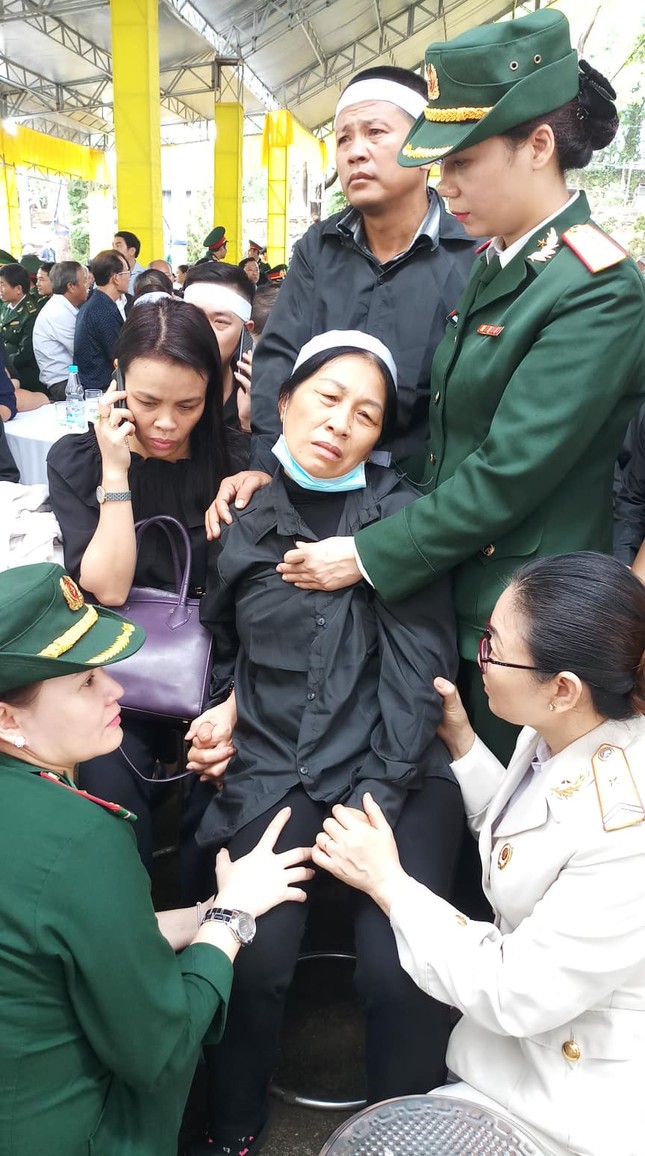 Hàng ngàn người tiễn biệt 13 liệt sĩ hy sinh tại Rào Trăng ảnh 18
