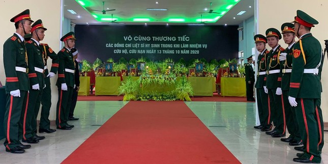 Hàng ngàn người tiễn biệt 13 liệt sĩ hy sinh tại Rào Trăng ảnh 21