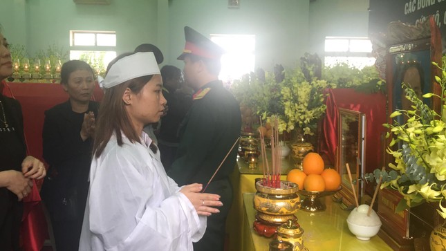 Hàng ngàn người tiễn biệt 13 liệt sĩ hy sinh tại Rào Trăng ảnh 15