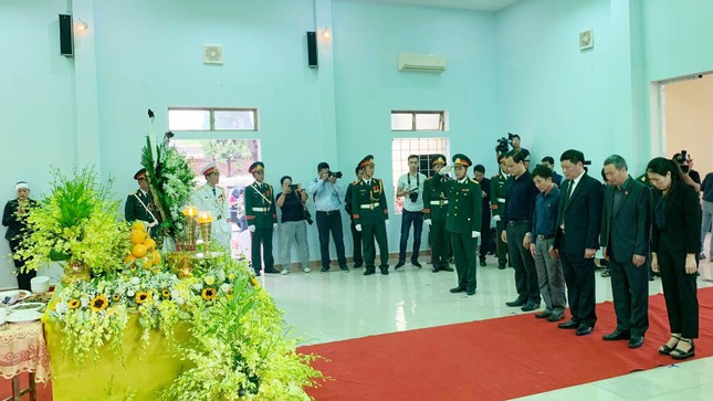 Hàng ngàn người tiễn biệt 13 liệt sĩ hy sinh tại Rào Trăng ảnh 13