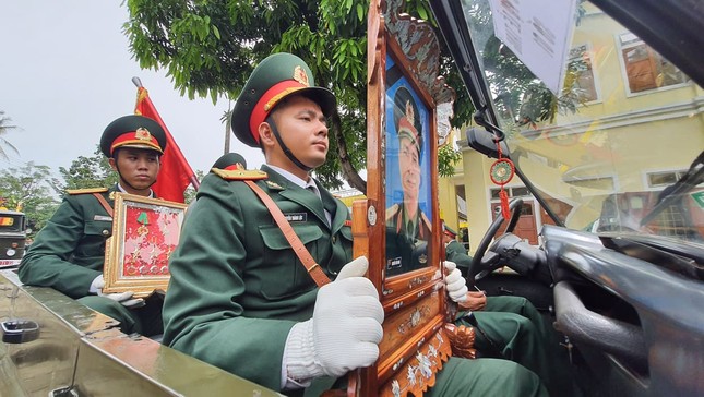 Hàng ngàn người tiễn biệt 13 liệt sĩ hy sinh tại Rào Trăng ảnh 28
