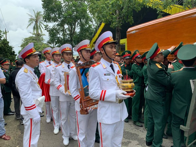 Hàng ngàn người tiễn biệt 13 liệt sĩ hy sinh tại Rào Trăng ảnh 27