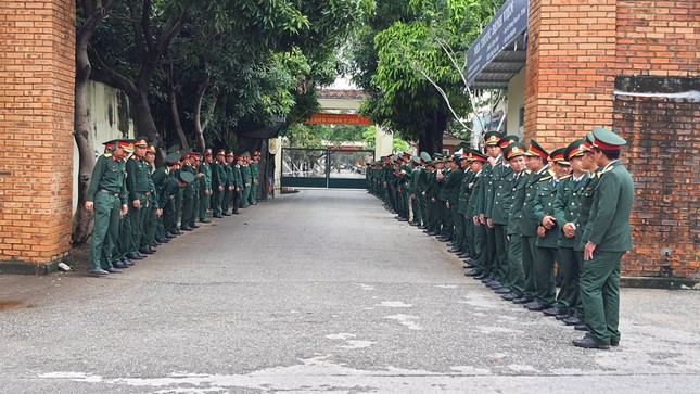 Hàng ngàn người tiễn biệt 13 liệt sĩ hy sinh tại Rào Trăng ảnh 30
