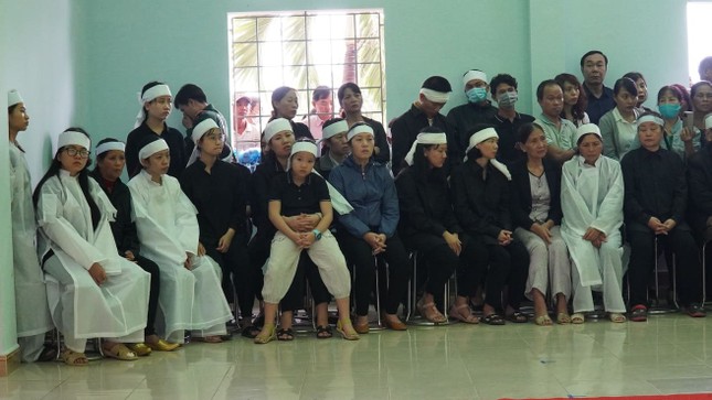 Hàng ngàn người tiễn biệt 13 liệt sĩ hy sinh tại Rào Trăng ảnh 19