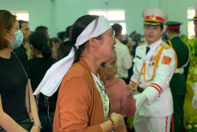 Hàng ngàn người tiễn biệt 13 liệt sĩ hy sinh tại Rào Trăng ảnh 17