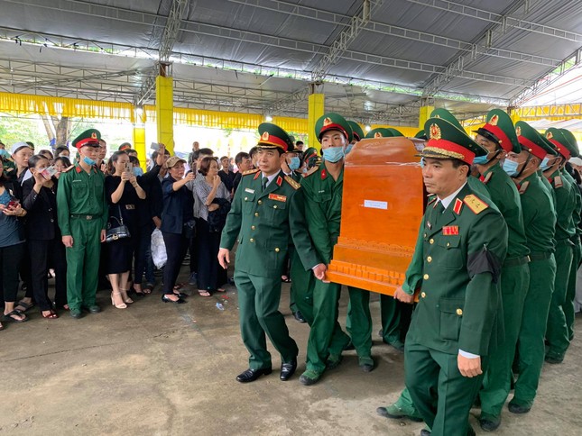 Hàng ngàn người tiễn biệt 13 liệt sĩ hy sinh tại Rào Trăng ảnh 25