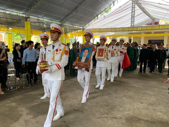 Hàng ngàn người tiễn biệt 13 liệt sĩ hy sinh tại Rào Trăng ảnh 36