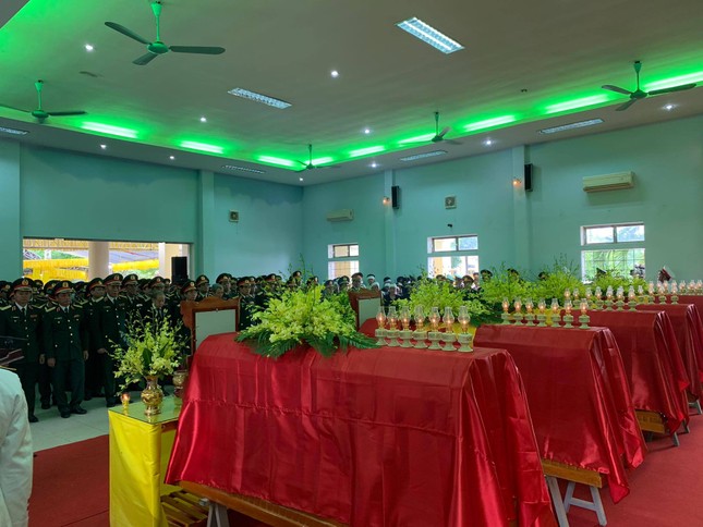 Hàng ngàn người tiễn biệt 13 liệt sĩ hy sinh tại Rào Trăng ảnh 22