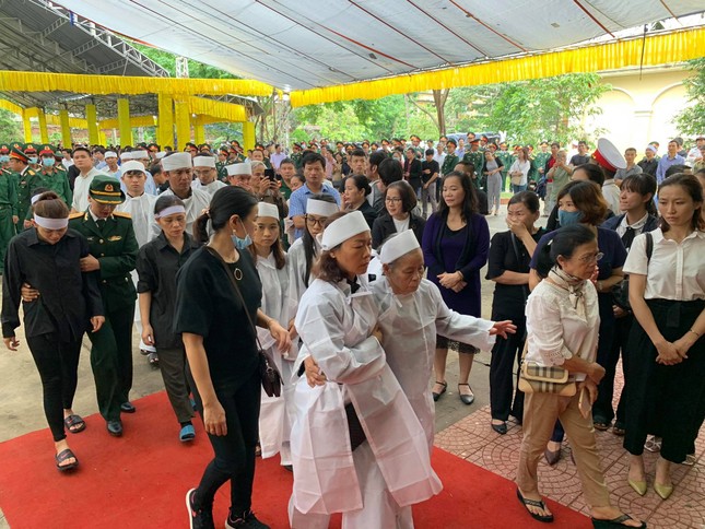 Hàng ngàn người tiễn biệt 13 liệt sĩ hy sinh tại Rào Trăng ảnh 23
