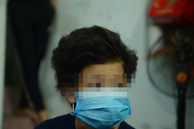 Bé gái bị bạo hành, hiếp dâm tại Hà Nội: Hàng xóm phát hiện mẹ bắt trói, dán mồm con để đánh qua camera ảnh 3