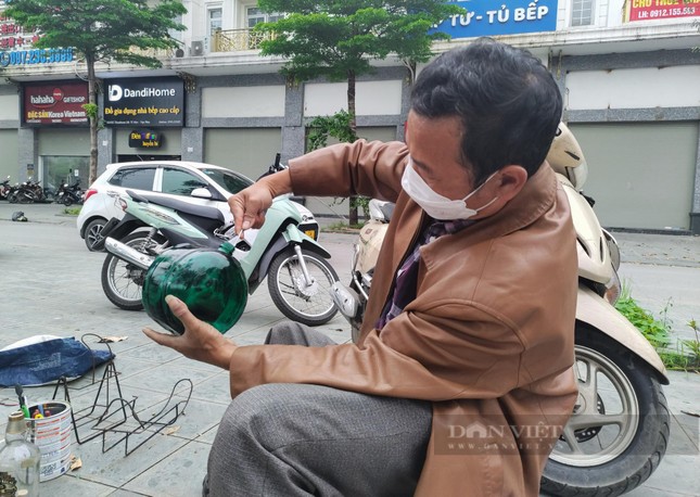 Nghề bán vỏ chai rượu tây: Ngồi vỉa hè Hà Nội thu 1 chỉ vàng/tháng
