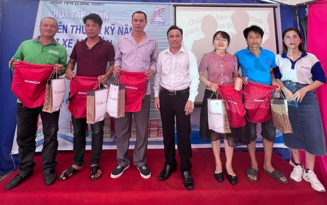 Tổ chức chương trình tập huấn kiến thức và kỹ năng Lái xe an toàn ảnh 9