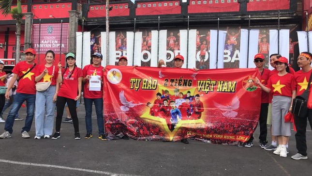 Cổ động viên Việt Nam tiếp lửa cho thầy trò Park Hang Seo ở Indonesia ảnh 1