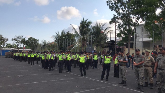 Cổ động viên Việt Nam tiếp lửa cho thầy trò Park Hang Seo ở Indonesia ảnh 9