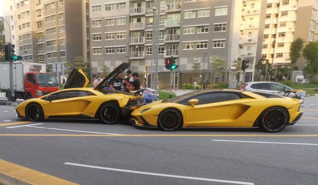 Hai siêu xe Lamborghini 'y xì đúc' va chạm giữa phố ảnh 1
