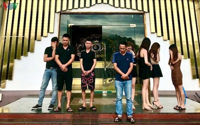 Bất chấp lệnh cấm, 3 quán karaoke ở Quảng Ninh vẫn hoạt động ảnh 1