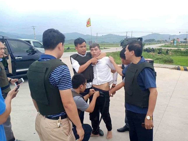 Thông tin bất ngờ vụ ôm súng cố thủ trong xe bán tải ở Hà Tĩnh ảnh 3