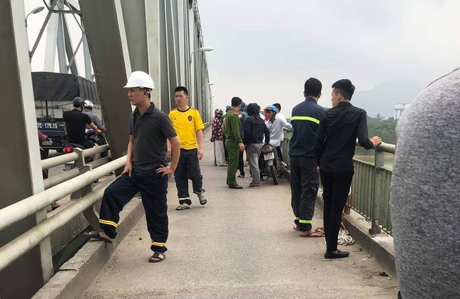 Bỏ xe SH trên cầu Bến Thủy, nam thanh niên nhảy sông tự tử ảnh 2