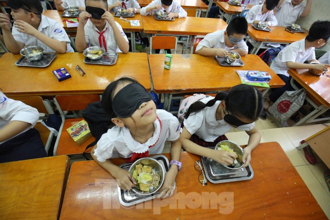 Xúc động với trải nghiệm bữa ăn bóng tối của học sinh ảnh 3