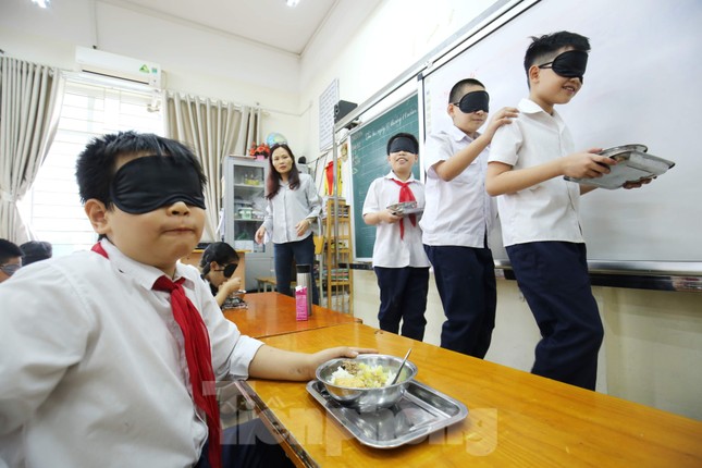 Xúc động với trải nghiệm bữa ăn bóng tối của học sinh ảnh 2