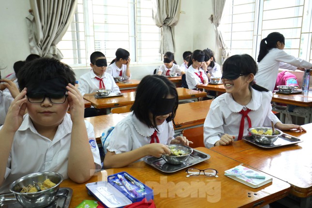 Xúc động với trải nghiệm bữa ăn bóng tối của học sinh ảnh 4