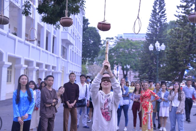 Sinh viên ‘Tây’ ăn Tết ‘ta’ sớm ảnh 1