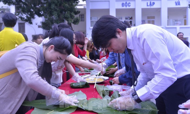 Sinh viên ‘Tây’ ăn Tết ‘ta’ sớm ảnh 4