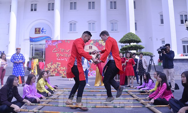 Sinh viên ‘Tây’ ăn Tết ‘ta’ sớm ảnh 2