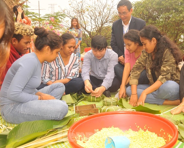 Sinh viên ‘Tây’ ăn Tết ‘ta’ sớm ảnh 5