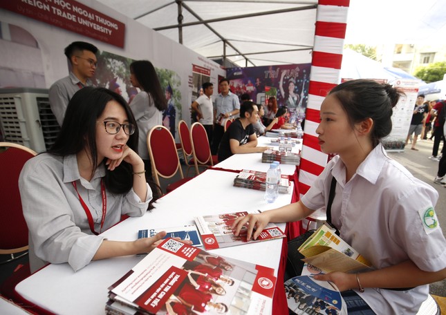 Hàng ngàn học sinh đội nắng đến ngày hội tuyển sinh 2020 ảnh 1