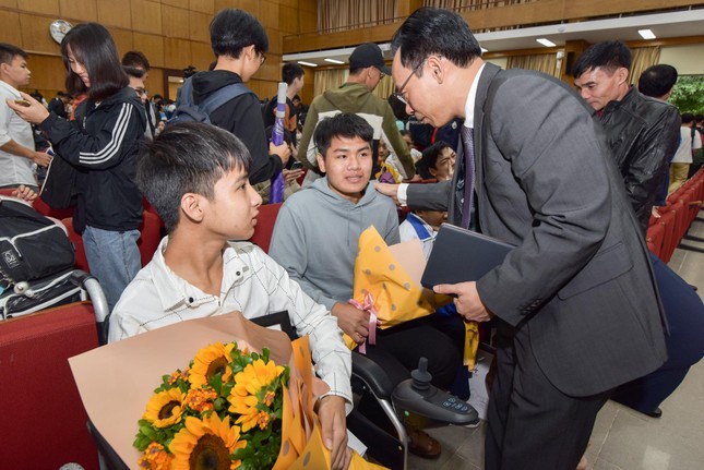 Ngô Văn Hiếu lặn lội từ quê ra ĐH Bách Khoa dự khai giảng cùng bạn ảnh 2