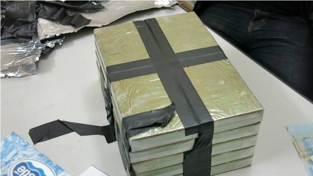 Thanh niên 20 tuổi vận chuyển hàng chục bánh heroin bằng xe khách ảnh 1
