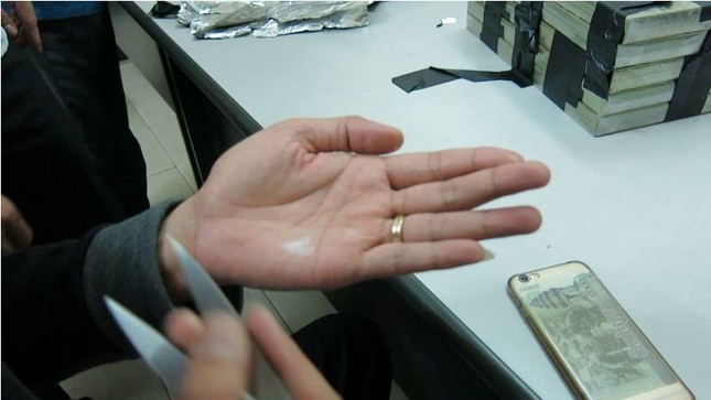 Thanh niên 20 tuổi vận chuyển hàng chục bánh heroin bằng xe khách ảnh 2
