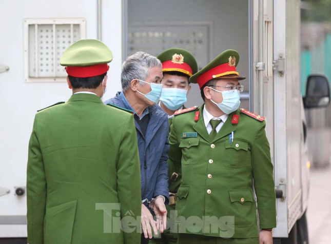 Ông Vũ Huy Hoàng được dìu đến tòa, xin được uống thuốc khi xét xử ảnh 2
