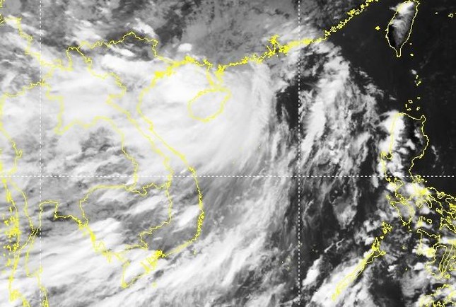 Bão đổ bộ Trung Quốc, đêm nay đi vào đất liền Việt Nam ảnh 1