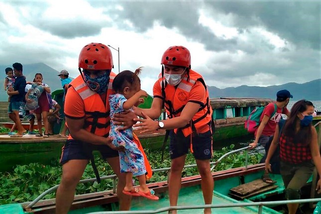 Siêu bão Goni càn quét Philippines, sáng mai đi vào Biển Đông ảnh 1
