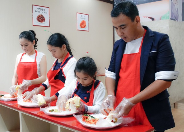 MC Quyền Linh tặng quà 8/3, cảm ơn vợ vì đã tìm thấy ý nghĩa của cuộc sống ảnh 1