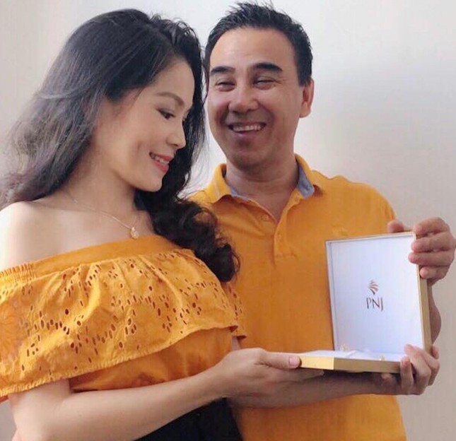 MC Quyền Linh tặng quà 8/3, cảm ơn vợ vì đã tìm thấy ý nghĩa của cuộc sống ảnh 2