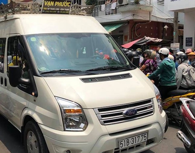NSND Hồng Vân ôm chặt di ảnh Anh Vũ ra đón nam nghệ sĩ ở sân bay ảnh 4
