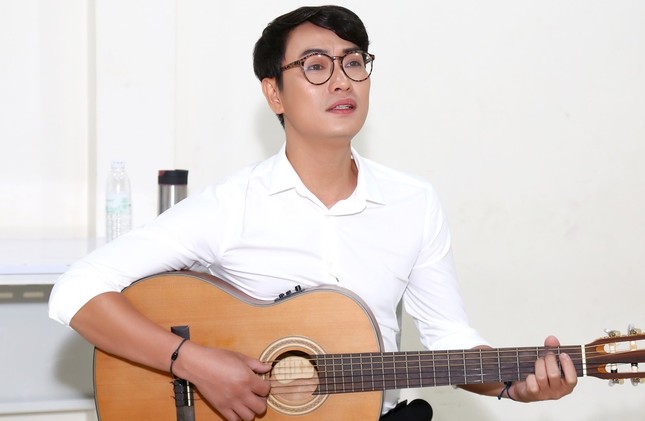 Phúc Lâm: Từng đi hát cát-xê 80.000/đêm, nhận được 'tín hiệu' từ các quý bà ảnh 1