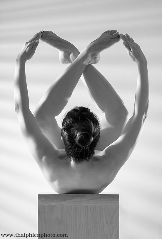 Sửng sốt với bộ ảnh nude về những thế yoga cực khó của nghệ sỹ Thái Phiên ảnh 6