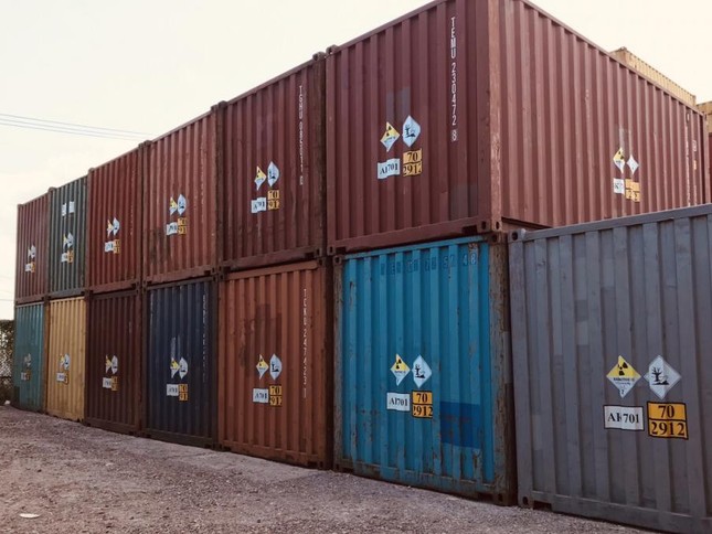 Buộc tái xuất 25 container tinh quặng có chất phóng xạ Urani nhập khẩu trái phép ảnh 1