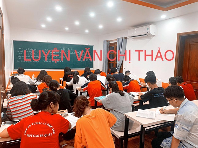 Cử nhân kinh tế, MC/ BTV trở thành giáo viên ôn luyện Văn Đại học nổi tiếng trên mạng ảnh 3