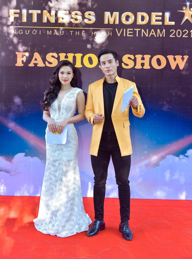 Thí sinh 'Vietnam Fitness Model 2021' khoe thân hình bỏng mắt trên bến du thuyền ảnh 1