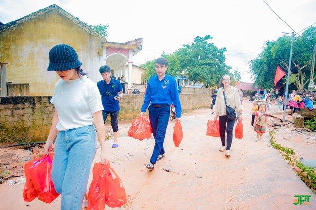 'Trung Thu cho em 2022' mang Tết đoàn viên đến với trẻ em nghèo vùng biên giới xã Chiềng Sơn ảnh 2
