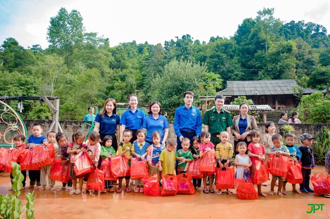 'Trung Thu cho em 2022' mang Tết đoàn viên đến với trẻ em nghèo vùng biên giới xã Chiềng Sơn ảnh 8