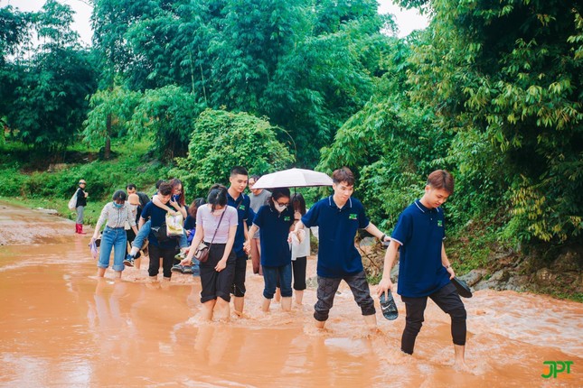 'Trung Thu cho em 2022' mang Tết đoàn viên đến với trẻ em nghèo vùng biên giới xã Chiềng Sơn ảnh 1